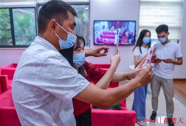 |直播领证，名人见证！湖北婚姻登记花样仪式为爱“加油”