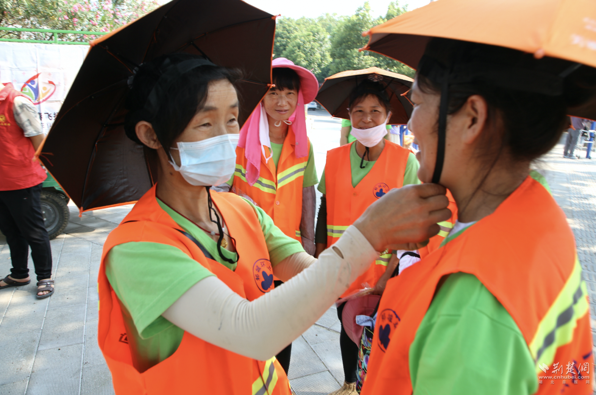 |武汉市新洲区环卫工喜获1000把“爱心伞”