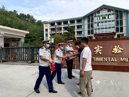 |上好消防安全“开学第一课” 黄石消防员变身“蓝老师”