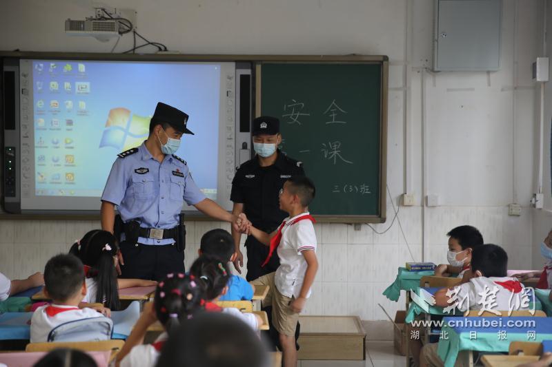 |开学日，武汉万警全力护航返校复课