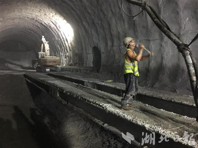 |在鄂央企鏖战云南边锤：悬崖上凿壁造桥，山岭里钻隧修路