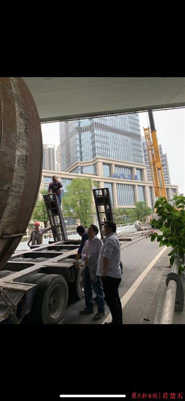 |大货车被卡岳家嘴立交桥最新进展：两台挖机到场实施顶推