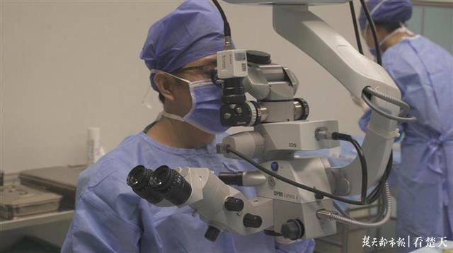 好神奇！比指甲盖还小的晶体10分钟就可改变视力，眼科专家直播揭秘手术全过程