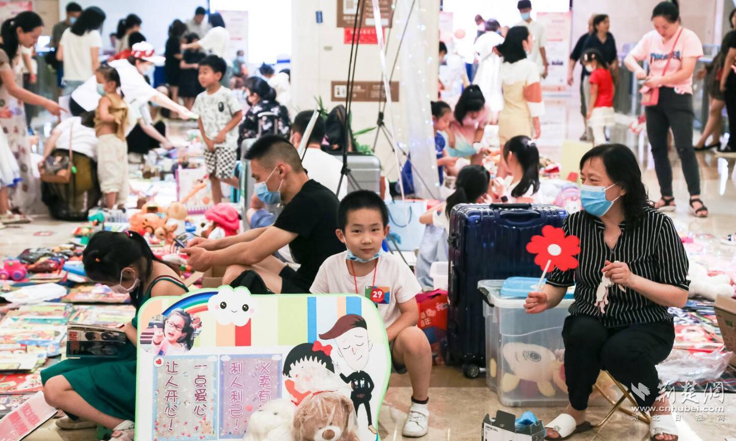 |湖北红十字会举行公益市集活动