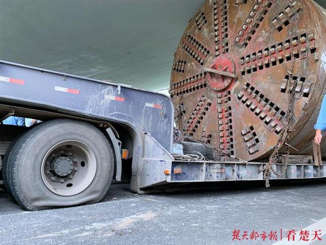 |大货车被卡岳家嘴立交桥最新进展：两台挖机到场实施顶推