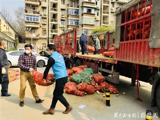 |曾往武汉义务送菜10趟的山东汉子，送儿子来汉读大学