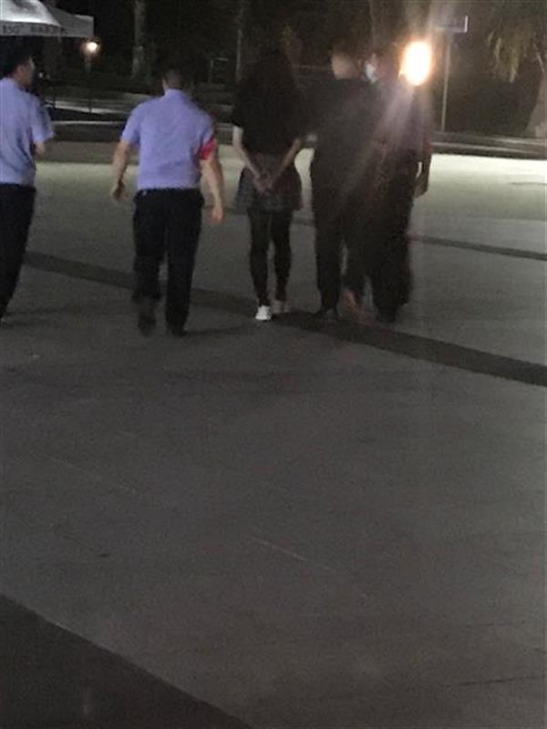 |戴假发，穿丝袜，男子两次混入高校女浴室，已被警方拘留