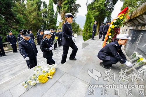 |鲜花祭英烈保康警方开展烈士纪念日公祭活动
