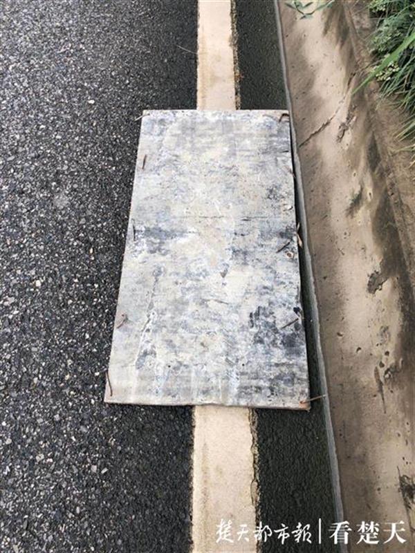 |木板从天而降，车辆引擎盖被砸坏