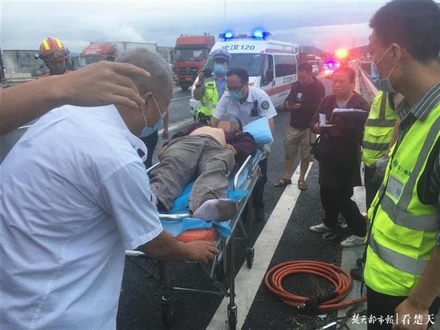 |货车撞上高速隔离带司机被困，武汉消防拆车救人
