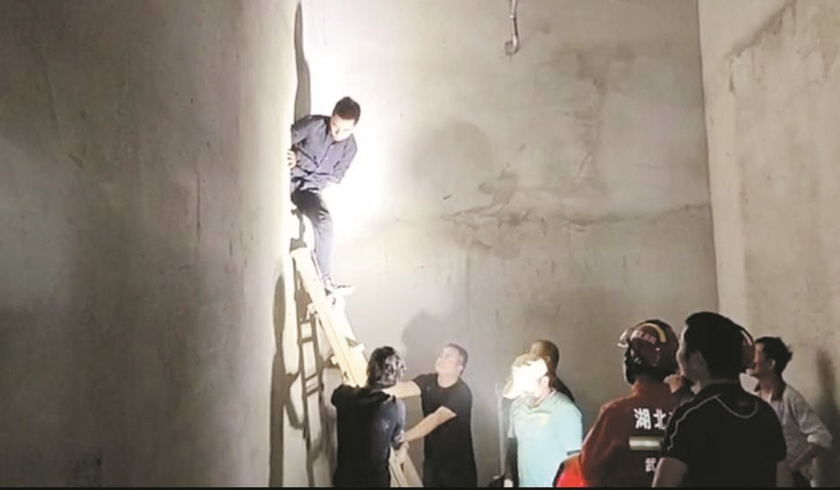 |工地电梯出故障卡在了封闭墙体 消防凿墙救出7人
