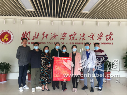 |因为她的暖心举动 社区工作人员亲自来高校送表扬信