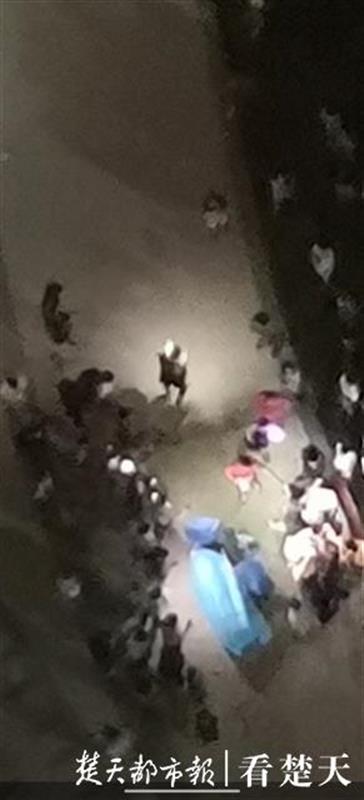 |小区夜发血案四人受伤，民警现场抓获多名涉案人员