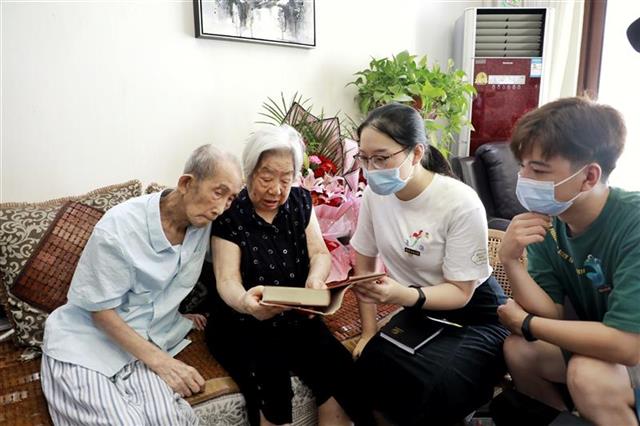 |98岁抗战伉俪寄语大学生“永记革命精神”
