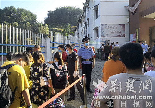 |开学首日 保康警方出动两百余警力护航