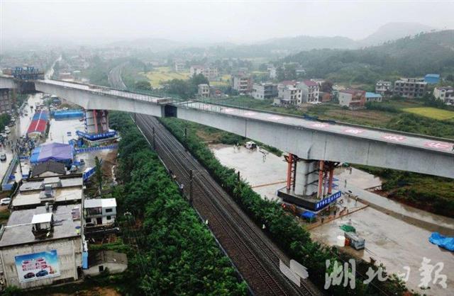 |12000吨！黄黄高铁跨京九铁路桥成功转体