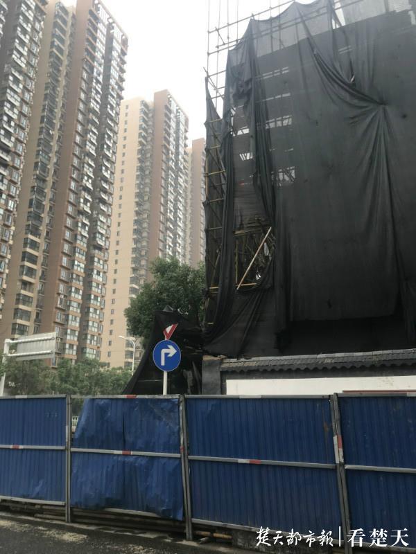 |汉阳一待拆民房垮塌？实为拆迁过程中，部分墙体撞击脚手架……