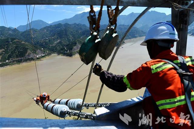 |跨越长江，电网工人峡江上走网丝