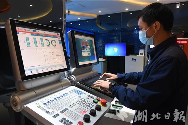 |“中国脑”冲破封锁线——华中数控潜心攻关核心技术记略