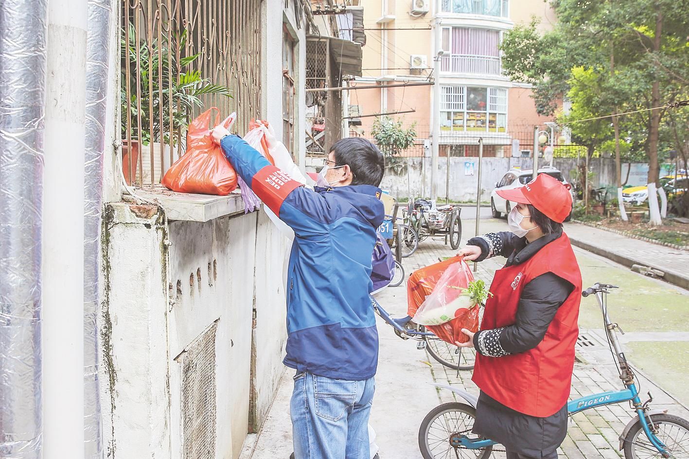 |英雄城市 人民铸就 ——平凡市民守望相助展现家国情怀