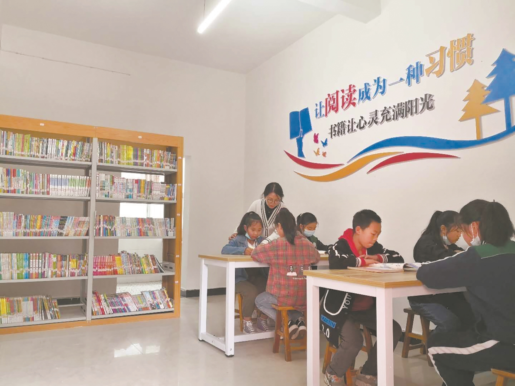|利川这所山村小学飘溢珞珈书香 当地民警发动武大校友捐书新建的爱珈图书室昨日开放