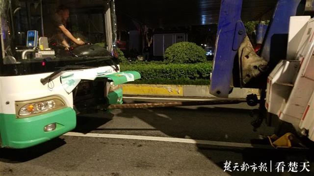 |公交车走错车道卡在高架桥下，当时车上无乘客，未造成人员伤亡