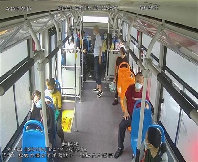 |女乘客上公交没戴口罩，司机小举动温暖一车人