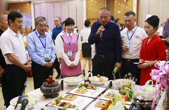 |麻城厨艺大赛比拼菊花美食一朵菊花做出136道菜品