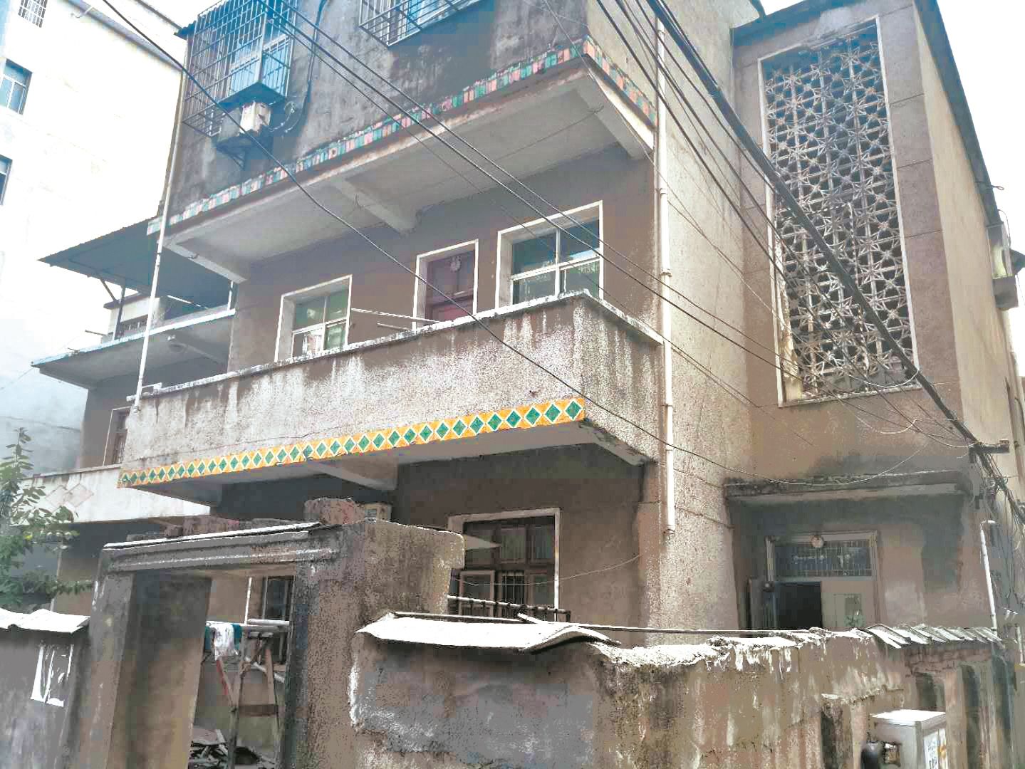 |小偷翻阳台逃跑身体悬空大喊救命 被盗一家夫妻二人抓住他的手后报警