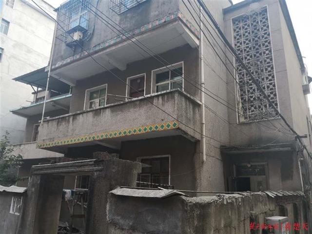 |救还是不救？小偷逃跑时身体吊在阳台上，命悬一线时，失主这样做——