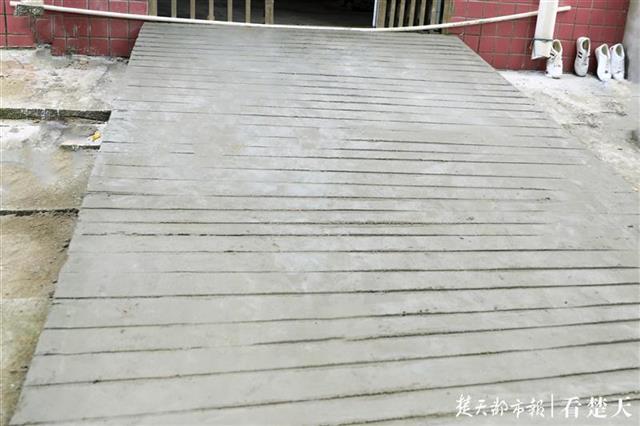|台阶改斜坡、重装电梯口……这所学校敞开怀抱迎接“轮椅女孩”