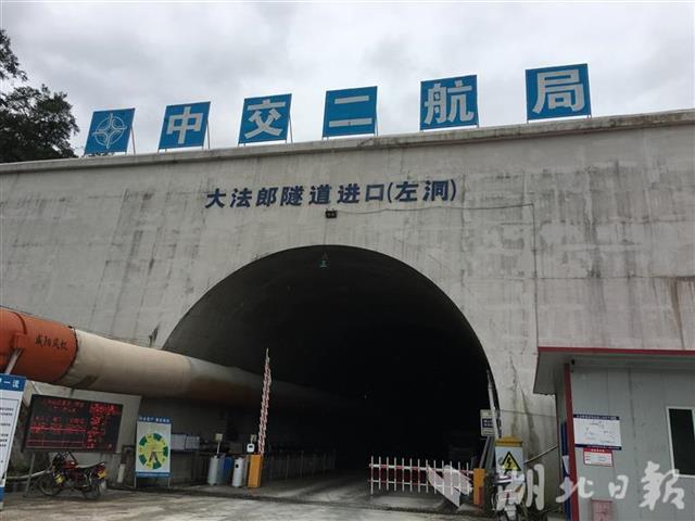 |在鄂央企鏖战云南边锤：悬崖上凿壁造桥，山岭里钻隧修路