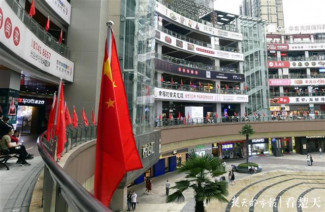 |武汉统一标准挂国旗、迎国庆，节日氛围浓厚