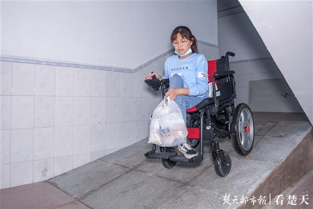 |台阶改斜坡、重装电梯口……这所学校敞开怀抱迎接“轮椅女孩”