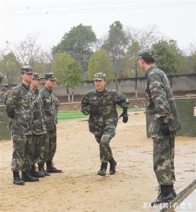 |从定向培养士官生到签约作家，这名大学生“自强之星”逐梦前行