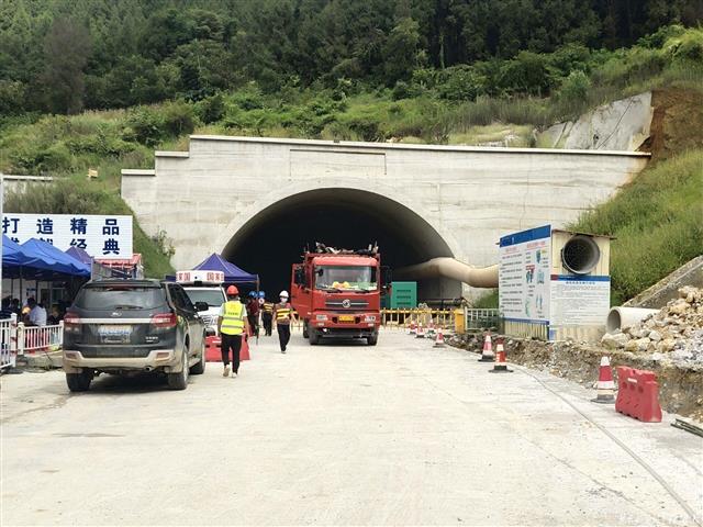 |广西乐业隧道塌方现场巨石悬垂随时可能坠落，塌方物清理已经暂停