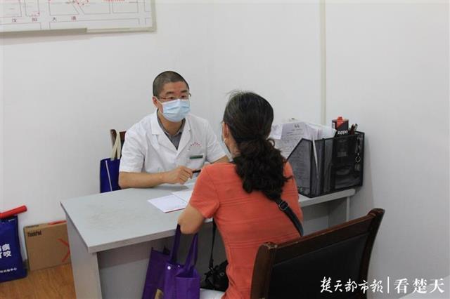 |不少新冠肺炎出院患者仍“心结”难开，心理专家到家门口做“心灵按摩”