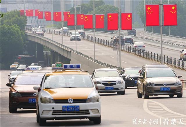 |武汉全城“飘红”！4万面国旗妆点江城