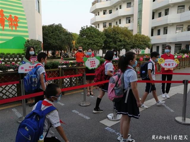 |看，早上7点就有这么多小学生到校！他们说太想上学啦