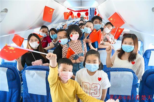 |万米高空共迎国庆