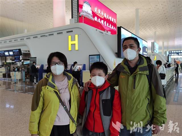 |湖北发出今年首个援疆旅游包机团