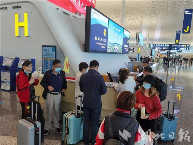 |湖北发出今年首个援疆旅游包机团