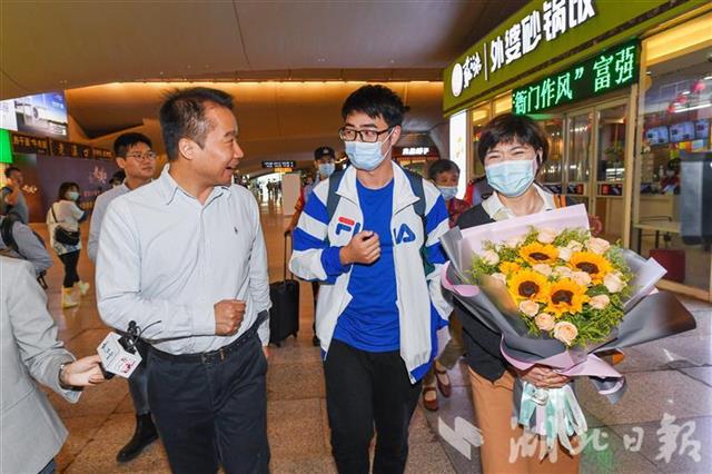 |重返武汉，合肥援鄂护士三度落泪