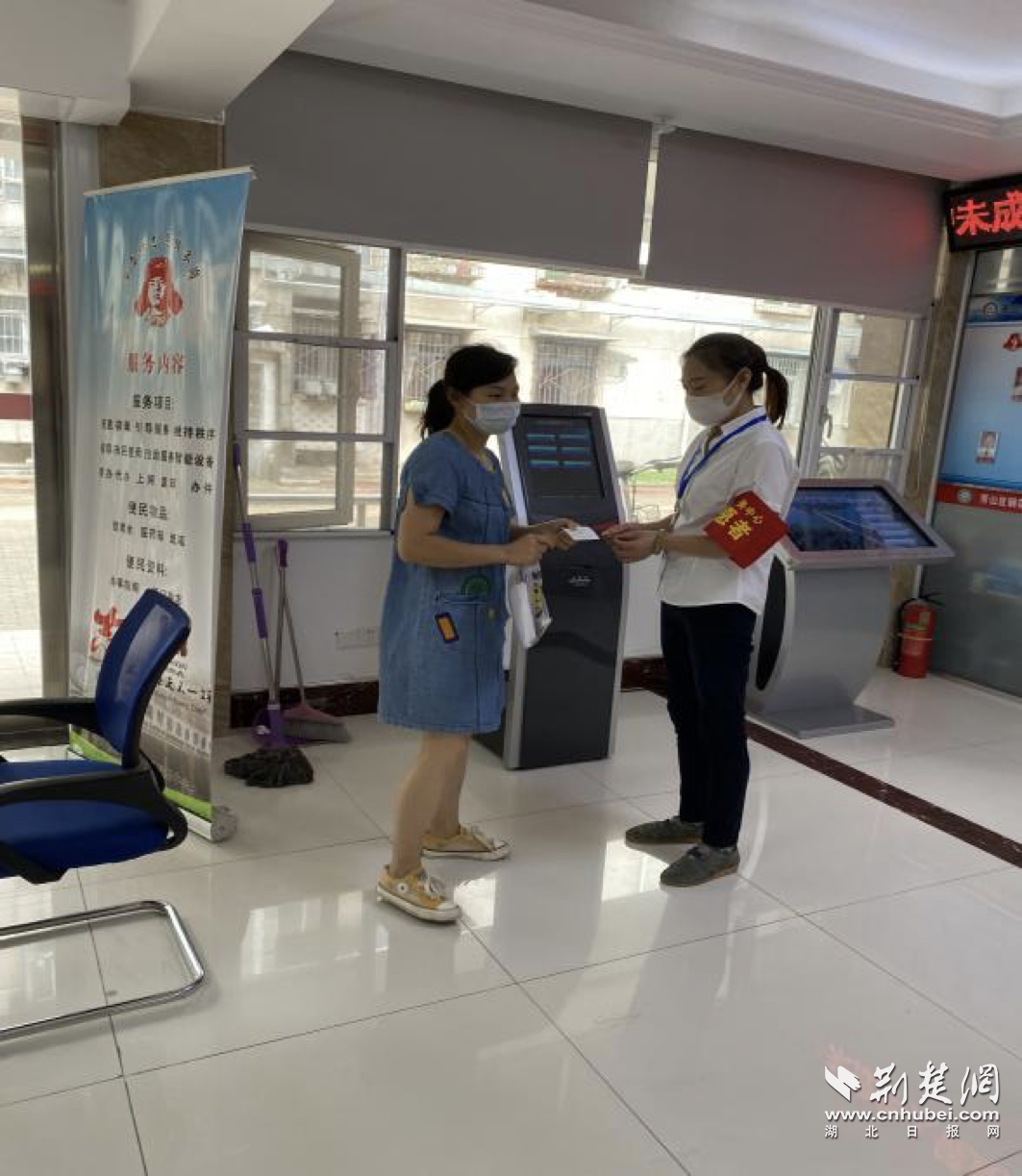 |青山区首例！钢花村街政务服务中心率先推出专职“政务引导员”