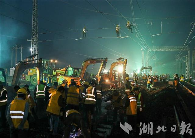 |2000多名铁军深夜鏖战焦柳线打通北煤南运“肠梗阻”