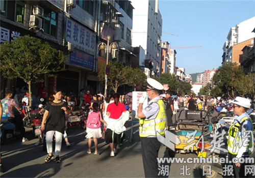 |南漳公安精心组织开展开学季校园安保活动