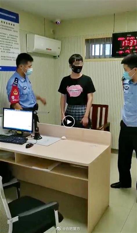 |戴假发，穿丝袜，男子两次混入高校女浴室，已被警方拘留