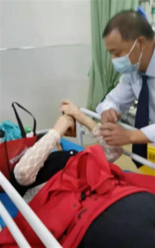 |乘客公交车上突发疾病 整车人的举动让人暖心