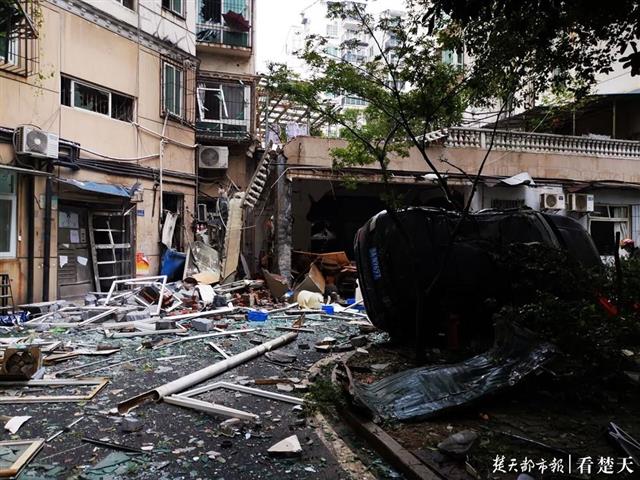 |餐馆操作间发生爆燃，小区多处房屋受损，有人员受伤