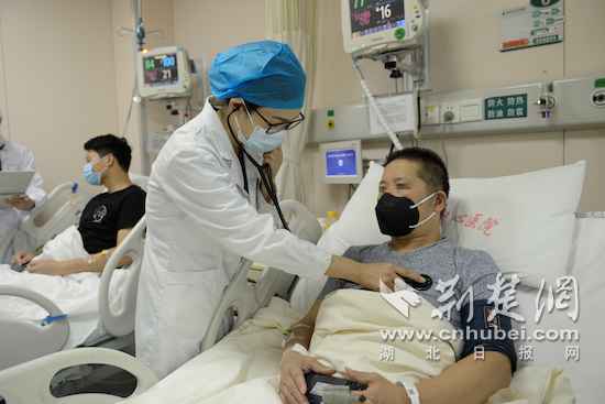 |难兄难弟患上不同“心病” 同住病房互相照顾